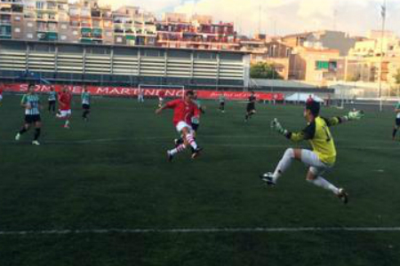 Així va marcar Iván Peralta el primer gol del Santfeliuenc contra el Peralada // FOTO: J. Mestres
