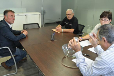 El secretari general de la FCF, Albert Baza, mostra les boles del sorteig // FOTO: fcf.cat