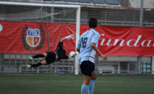 Així va marcar Pau Darbra un dels seus gols contra el Cornellà / FOTO: Javi Borrego