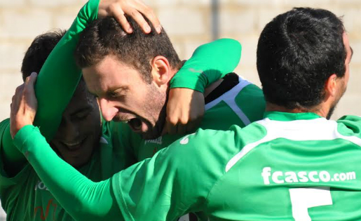 Virgili, celebrant un dels gols que ha marcat amb l'Ascó // FOTO: Iris Solà