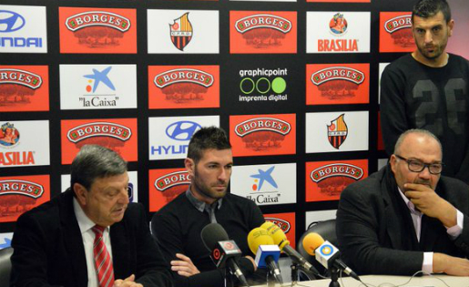 Jaume Delgado, entre el president Llastarri i el conseller delegat Oliver // FOTO: cfreusdeportiu