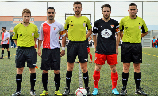 Carles Calderiña, al centre, abans de dirigir un Rubí-Terrassa // FOTO: Terrassafc.com