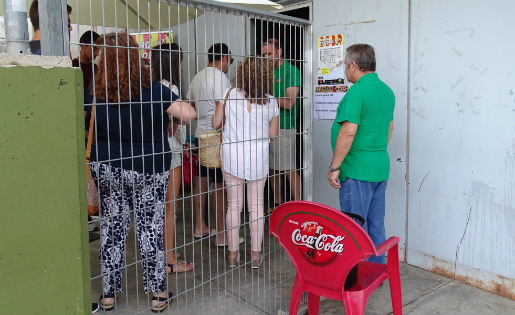 La porta del Municipal del Guinardó, on comença tot // FOTO: Marc Santaeugenia