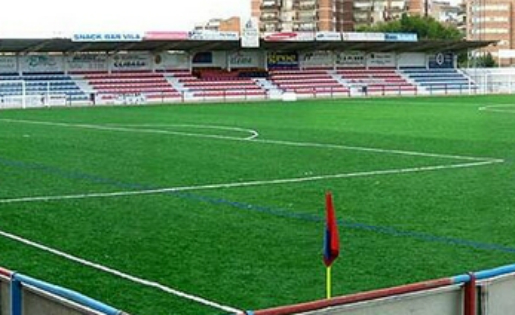 Una imatge del Municipal de Balaguer. Al fons, la tribuna clausurada // FOTO: cfbalaguer.cat