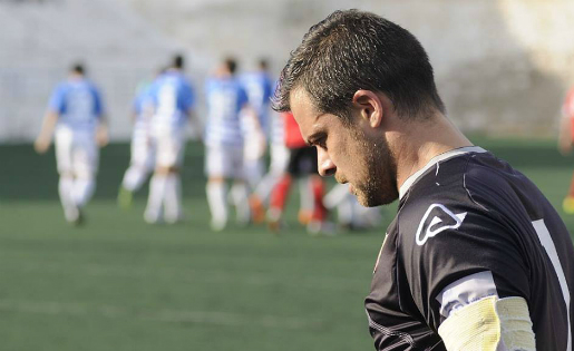 La imatge de Rafa Leva ho diu tot, després de la primera derrota del Santboià a mans del Suburense // FOTO: David Ferrer (fcsantboia.cat)