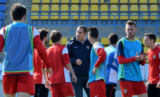 Toni Rodríguez, donant instruccions als qui fins ara han estat els seus jugadors // FOTO: Juanma Medina (TerrassaFC.com)