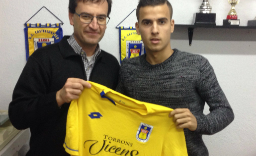 Jordi Cano ja posa amb la seva nova samarreta de la UE Castelldefels // FOTO: UE Castelldefels