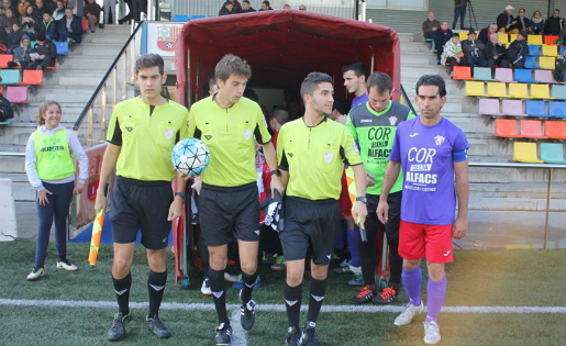 La darrera sortida al camp dels jugadors del Jesus i Maria, al Joan Baptista Milà de Sant Boi. Al capdavant, el seu capità, Albert Torres // FOTO: Anna Martín Bellido (fcsantboia.cat)