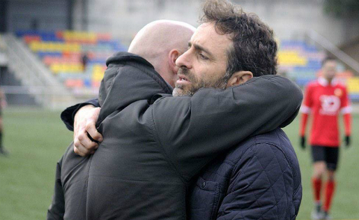 Una abraçada de vells coneguts, Dani Gimeno i Piti Belmonte, després del Santboià - Igualada // FOTO: David Ferrer (fcsantboia.cat)