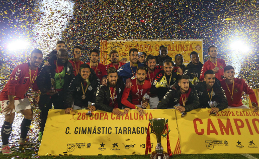 Els jugadors del Nàstic, amb la Copa Catalunya abosluta conquerida a Olot // FOTO: fcf.cat
