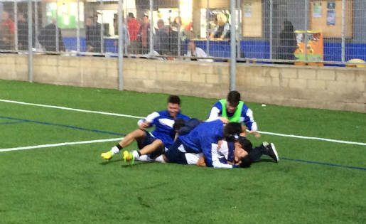 Així celebraven els jugadors del Sant Ildefons la seva cinquena victòria seguida a la Lliga // FOTO: @uesantildefons