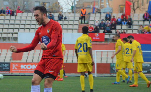 Àlex Fernández celebra el segon gol del Terrassa contra un Olot que no recordava el que era perdre a la Lliga // FOTO: Juanma Medina (terrassafc.cat)