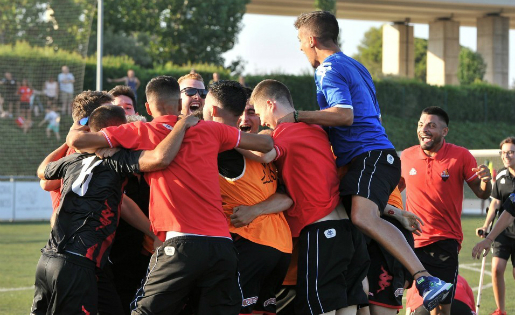 Els jugadors del filial del Reus celebren el seu històric ascens a Tercera // FOTO: CF Reus Deportiu