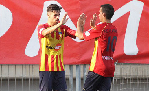 Josep Ramon Sardà -esquerra-, celebrant el gol amb el seu company Sergi // FOTO: Torneig d'Històrics (Àngel Garreta)