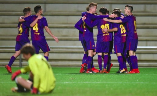 Els jugadors del Barça abracen el veneçolà Marqués, l'autor d'un gol que val tres punts // FOTO: FC Barcelona