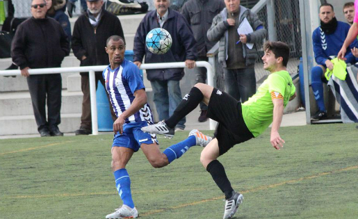 Hassen i Triguero, lluitant per una pilota al San Cristóbal - Viladecans // FOTO: Sandra Vericat