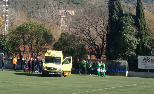 Quim Ferrer, de UE La Jonquera, evacuat a l'hospital // FOTO: @AliciaCornella