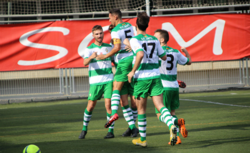 Sergio Navarro (esquerra) celebra amb els seus companys el gol contra l'Horta // FOTO: @Mark_SplashFoto