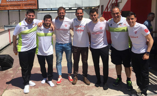 Peque, amb els seus companys del cos tècnic del Vilassar // FOTO: Twitter @aaybarpeque