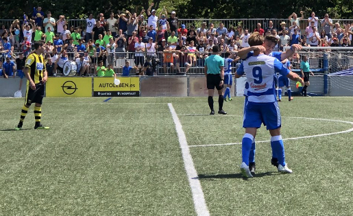 Pedro Bravo i Raíllo, abraçats després del 2-1 en què tots dos van participar