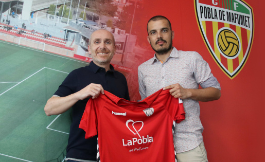 L'ex president de la Pobla, l'Iván Carrasco i l'Albert Company el dia de la presentació d'aquest últim // FOTO: cfpoblademafumet.com