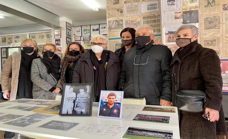 L'acte ha comptat amb les famílies dels exfutbolistes, la presidenta del CE Manresa i membres de la junta // FOTO: CE Manresa