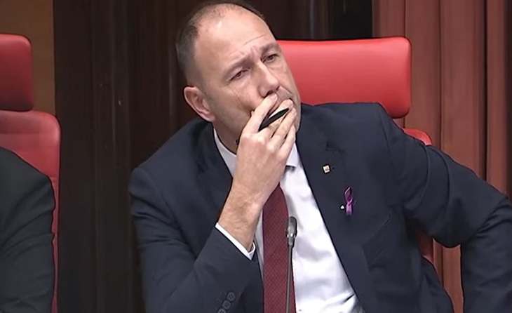 Berni-pensativo-en-Parlament-2025